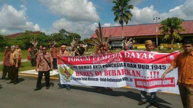 Aksi penolakan warga suku Dayak menolak kehadiran Wakil Sekjen Majelis Ulama Indonesia (MUI) Tengku Zulkarnain di Bandar Udara Susilo Sintang, Kamis (12/1/2017).