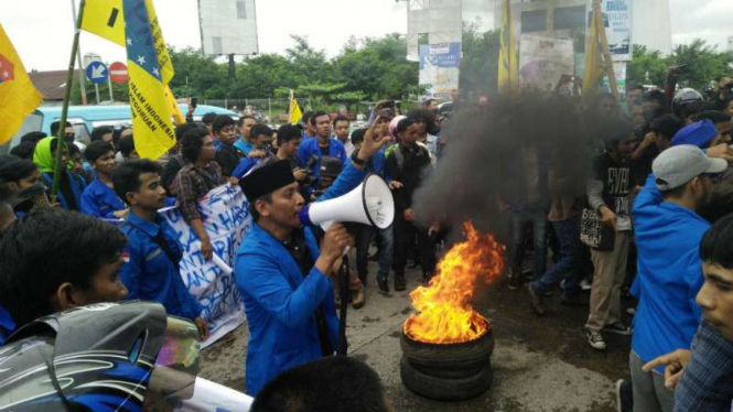 Aksi demonstrasi mahasiswa memanas di Jalan Urip Sumoharjo, Kota Makassar, Sulawesi Selatan, pada Kamis, 12 Januari 2017.