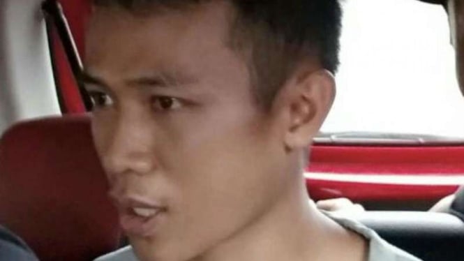 Tersangka pelaku pembunuh sadis nenek dan cucu di Purbalingga, Jawa Tengah, saat ditangkap polisi pada Jumat, 13 Januari 2017.