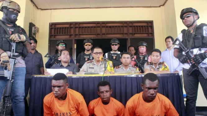 Kapolres Sorong Kota AKBP Edfrie Richard Maith bersama tiga pelaku pemerkosaan serta pembunuhan terhadap seorang anak, di Polres Sorong Kota, Sorong, Papua Barat, Kamis (12/1/2017).