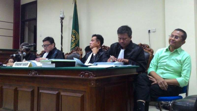 Menteri Badan Usaha Milik Negara, Dahlan Iskan (kanan), saat menjalani sidang di Pengadilan Tindak Pidana Korupsi Surabaya, Jawa Timur,