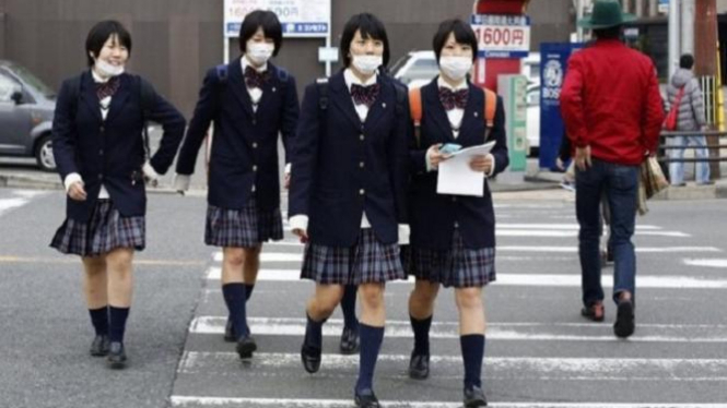 Warga Jepang memakai masker.