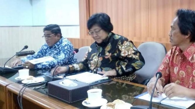 Menteri LHK, Siti Nurbaya bersama pelaksana tugas Gubernur DKI.