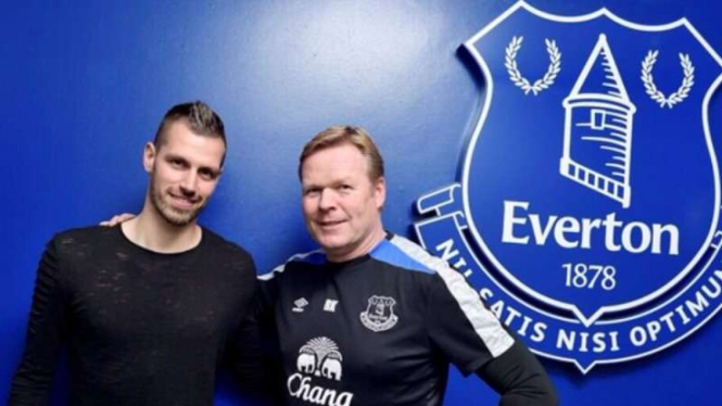 Morgan Schneiderlin (kiri) dan Ronald Koeman (kanan)