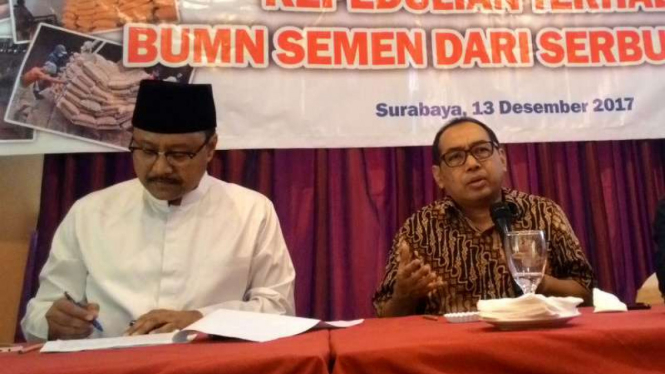 Wakil Gubernur Jatim, Saifullah Yusuf, dan Ketum Badan Kerjasama BUMD Seluruh Indonesia, Arif Affandi, dalam diskusi tentang BUMN dan Serbuan Asing di Surabaya pada Jumat, 13 Januari 2017.