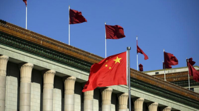 Bendera China berkibar di bangunan The Great Hall of the People, China
