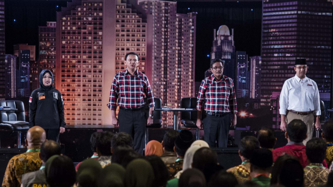 Pasangan cagub dan cawagub saat mengikuti Debat Pilkada DKI Jakarta 2017.