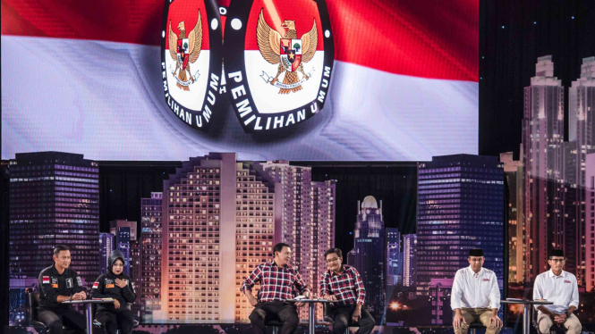 Tiga Pasangan Cagub Cawagub saat mengikuti Debat Putaran Pertama Pilkada DKI Jakarta, 13 Januari 2017.