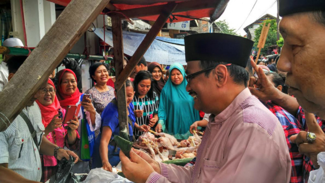 Wakil Gubernur DKI Jakarta, Djarot Saiful Hidayat, kampanye ke Pasar Kaget Cijantung, Sabtu, 14 Januari 2017.