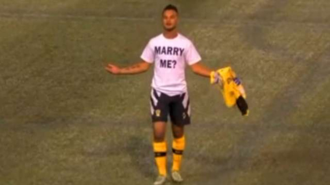 Pesepakbola Guam, Ashton Surber melamar kekasihnya dengan selebrasi gol