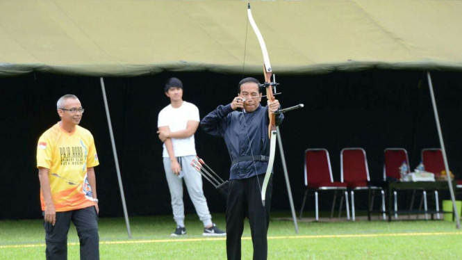 Gaya latihan panahan Jokowi di Pusdikzeni Kota Bogor.