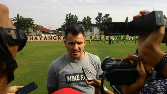 Pelatih Bhayangkara FC, Simon McMenemy