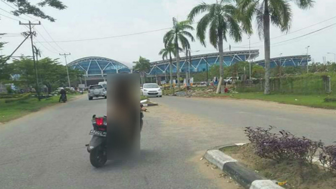Pengendara motor tanpa busanayang melintas di kawasan Bandara Supadio Kota Pontianak Kalimantan Barat, Minggu (15/1/2017)