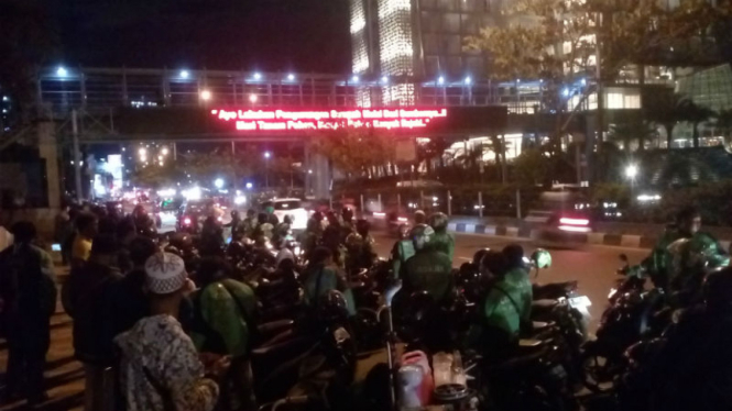 Pengemudi Gojek berkumpul di Jalan Margonda Depok