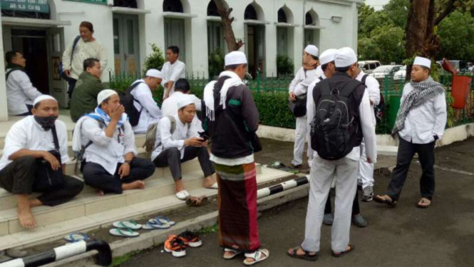 Massa ormas FPI berkumpul di Kawasan Masjid Al Azhar, Senin, 16 Januari 2017.