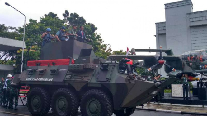 Presiden Jokowi dan Panglima TNI naik panser anoa amphibi.