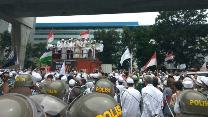Orator Front Pembela Islam menyampaikan orasinya di hadapan ribuan anggota FPI dalam unjuk rasa di Mabes Polri, Senin (16/1/2017)