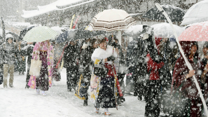 Salju turun di kuil Sanjusangendo, Kyoto, sebelah barat Jepang, 15 Januari 2017.