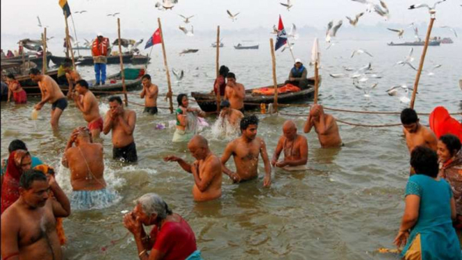 Umat Hindu di Benggala Barat India, melakukan ritual Makar Sankranti.