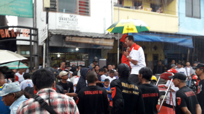 Calon Gubernur DKI Jakarta, Anies Baswedan hujan-hujanan saat kampanye.
