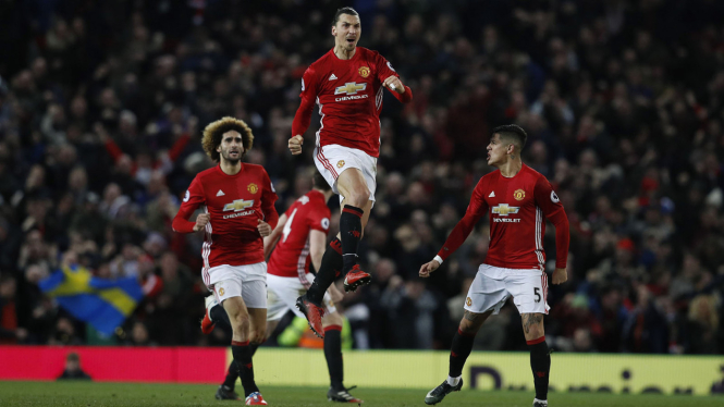 Manchester United merayakan gol.