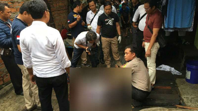 Petugas periksa mayat remaja di Cilincing, Jakut.