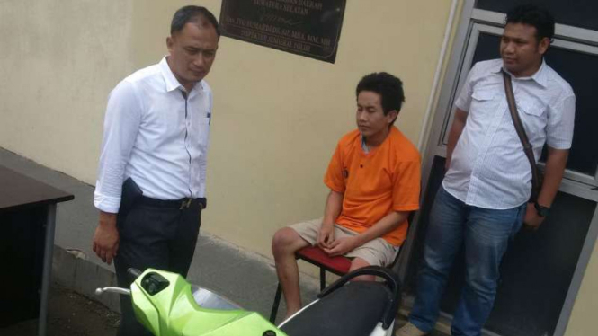 Aparat Polda Sumatera Selatan memperlihatkan tersangka pelaku begal motor yang ditangkap pada Senin, 16 Januari 2017.