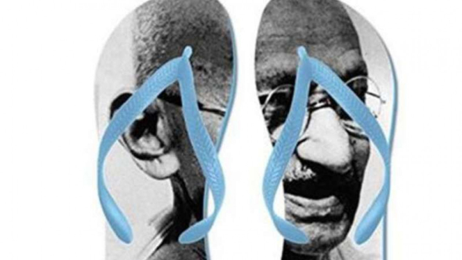 Sandal jepit dengan gambar wajah Mahatma Ghandi.