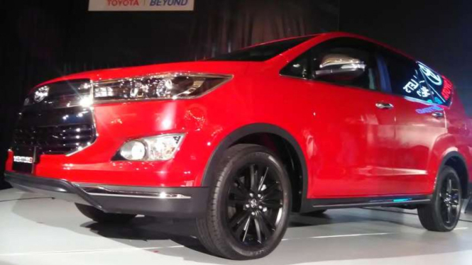 Toyota Innova Venturer di sela peluncuran di Jakarta.