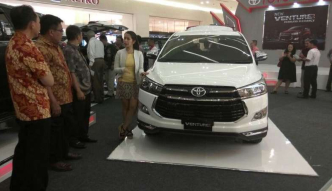 Peluncuran Toyota Innova Venturer di Surabaya.