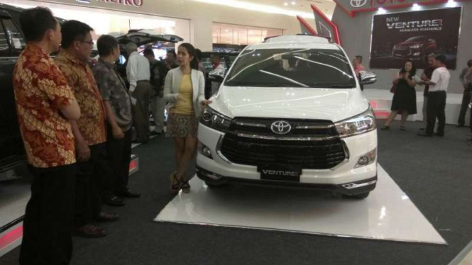 Peluncuran Toyota Innova Venturer di Surabaya.