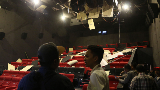 Ilustrasi/Polisi dan petugas mall berada di dalam gedung bioskop yang rusak akibat gempa, di Medan, Sumatera utara, Senin (16/1/2017).
