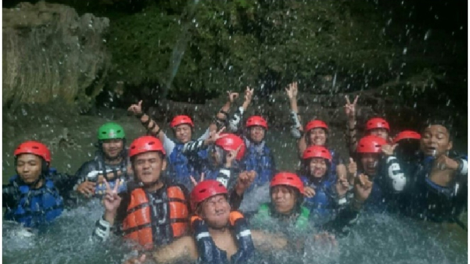 Saat kami liburan di Kalisuci Cave Tubing, Yogyakarta.