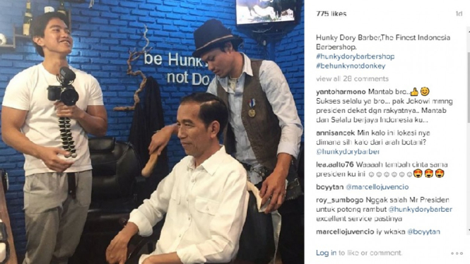 Jokowi saat cukur rambut di barbershop di Bogor