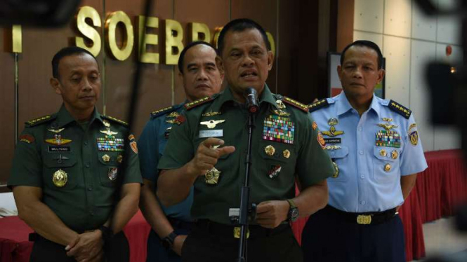Panglima TNI, Jenderal Gatot Nurmantyo (tengah).