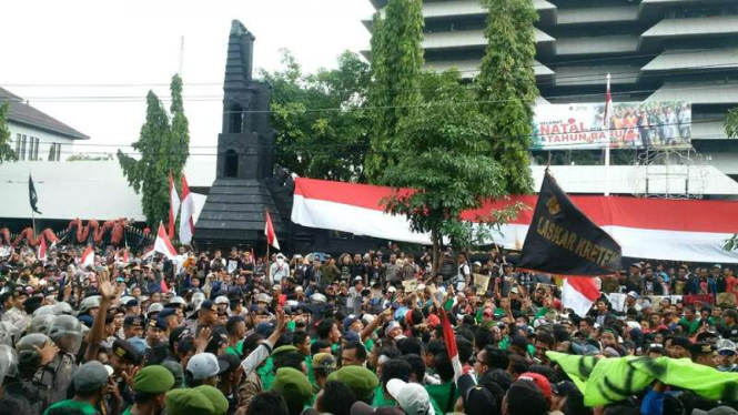 Bentrokan dua pengunjuk rasa di depan kantor Gubeernur Jawa Tengah Ganjar Pranowo, Selasa (17/1/2017)