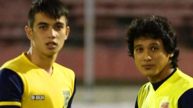Kiper Borneo FC, Nadeo Argawinata (kiri)