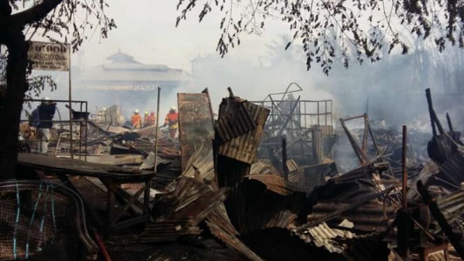 Kebakaran di rumah makan Ampera Bandung.