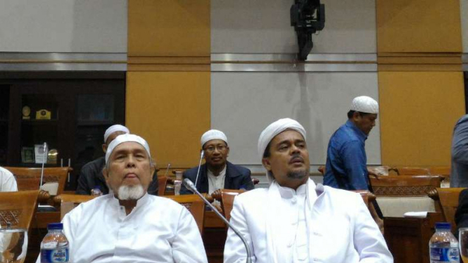 Imam Besar Front Pembela Islam (FPI), Muhamad Rizieq Shihab (kanan)