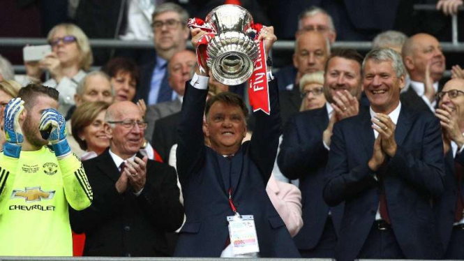 Louis van Gaal saat membawa Manchester United juara Piala FA musim 2015/2016