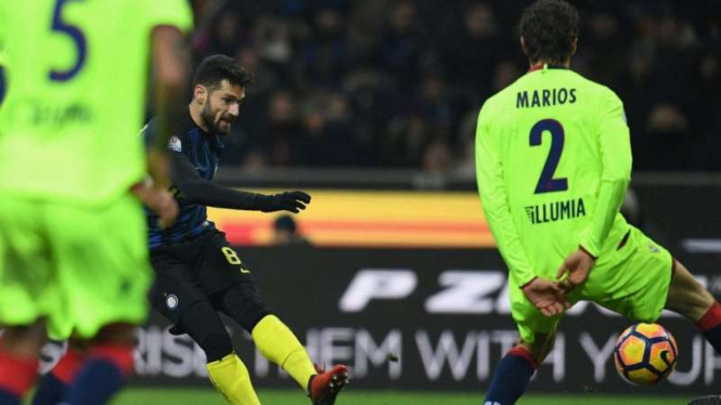 Gelandang Inter Milan, Antonio Candreva, mencetak gol ke gawang Bologna