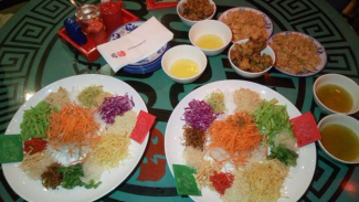 Menikmati Hidangan Imlek di Restoran Bergaya Pop China Kuno
