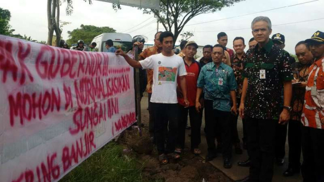 Gubernur Jawa Tengah Ganjar Pranowo saat diadang para petani di Kabupaten Demak, Rabu (18/1/2017)
