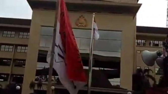 Bendera merah putih yang dicoret pakai tulisan Arab dalam demo FPI Mabes Polri.