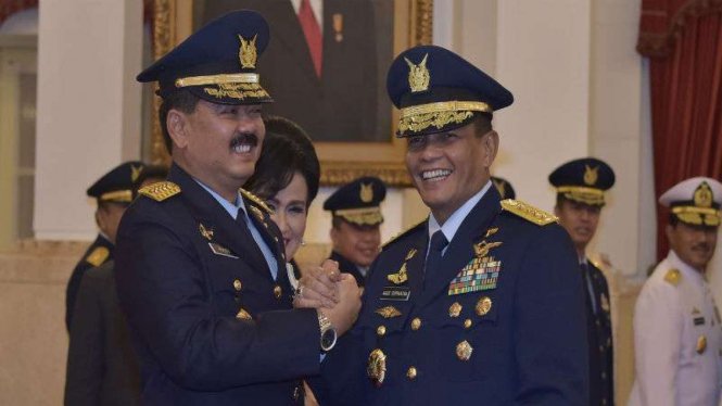 Kepala Staf TNI AU Marsekal TNI Hadi Tjahjanto (kiri) calon tunggal Panglima TNI.