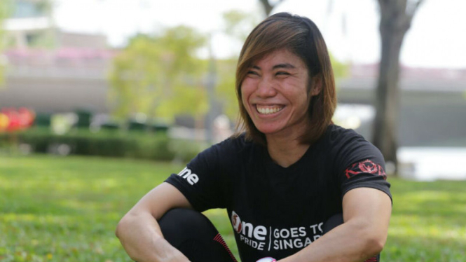 Petarung wanita One Pride MMA, Linda Darrow saat berada di Singapura.