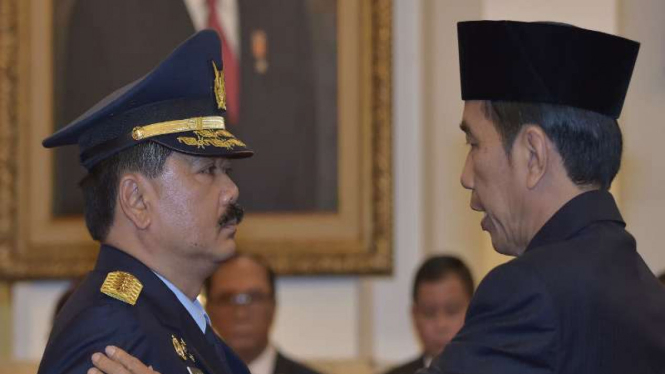 Kepala Staf TNI AU yang baru Marsekal TNI Hadi Tjahjanto (kiri).