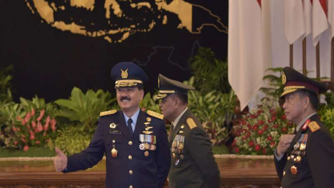 Kepala Staf TNI AU Marsekal TNI Hadi Tjahjanto (kiri)