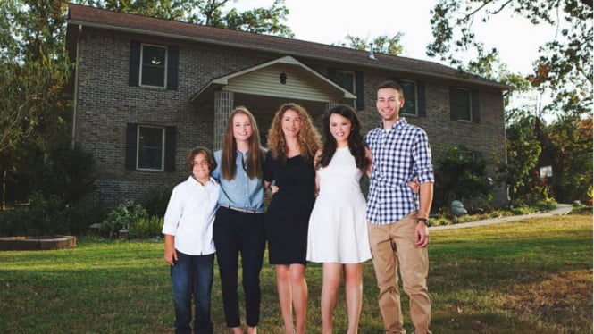 Cara Brookins bersama empat orang anaknya di rumah yang dibuat.