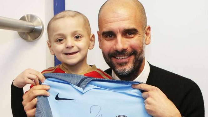 Manajer Manchester City, Pep Guardiola bersama bocah penderita kanker